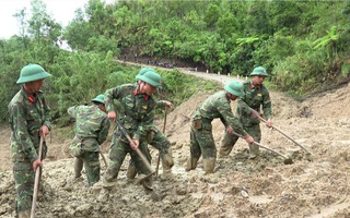 Bộ đội xẻ núi, mở đường vào 5 thôn bị cô lập do sạt lở ở Quảng Ngãi
