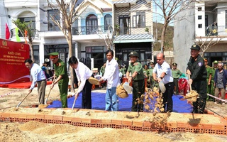 Xây, sửa nhà để người dân vùng lũ kịp đón Tết