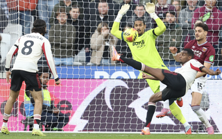 Liverpool đánh sập "pháo đài" London Stadium của West Ham