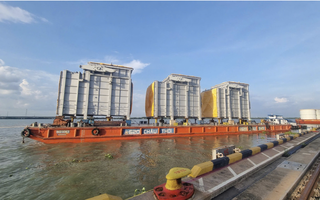 Một doanh nghiệp tài trợ nhiều sà lan làm sân khấu trên sông nước Cần Thơ