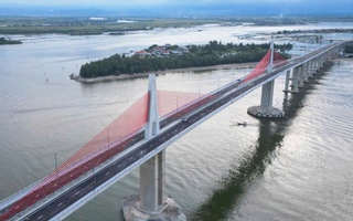 Cầu vượt cửa biển lớn nhất miền Trung đã xây xong, vì sao không thông xe?