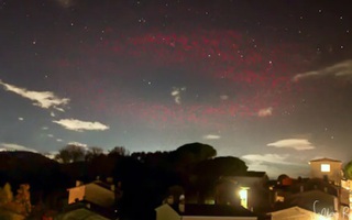 Quầng sáng đỏ “giống UFO” 2 lần hiện ra trên bầu trời Ý