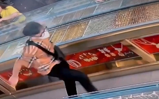 Clip 40 giây ghi lại cảnh tiệm vàng ở phường An Phú, TP HCM bị cướp 