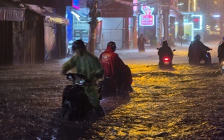 TP HCM: Mưa lớn kéo dài trong đêm, ngập nặng, xe cộ “chết đứng”