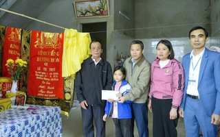 Báo Người Lao Động trao 30 triệu đồng tới 2 cháu nhỏ có mẹ tử vong trong bão số 10