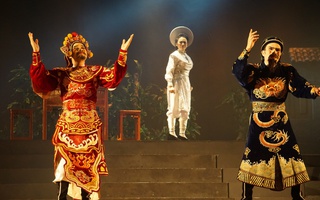 Xem vở hát bội mới "Hiền thần" tại cổng chợ Bình Tây