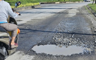 Người dân như "nhảy múa" khi đi trên đường Nguyễn Văn Cừ: Chưa thể sửa chữa do thời tiết bất lợi!