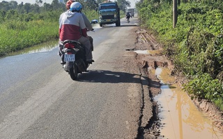 Hình ảnh người dân như "nhảy múa" trên đường Nguyễn Văn Cừ, phường Chánh Hiệp, TP HCM