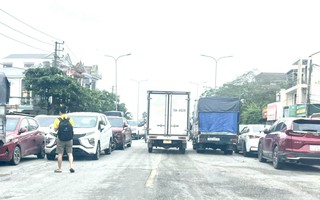 Bị chủ nhân "bỏ quên" sau lũ, hàng trăm ô tô đậu kín trên cầu ở Huế