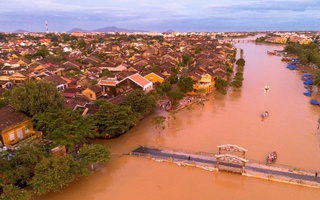 Phố cổ Hội An tấp nập khách nước ngoài sau lũ lịch sử