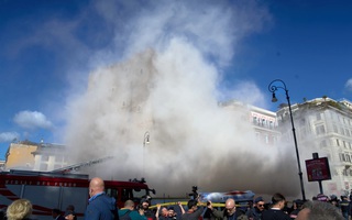 Tòa tháp cổ gần Đấu trường La Mã bất ngờ đổ sập, vùi chết người