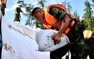 Bộ đội giúp dân chèn, chống nhà cửa, ứng phó bão số 13 Kalmaegi