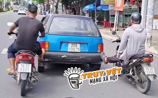 Hai người đàn ông dùng chân đẩy ô tô gây chú ý ở Nha Trang