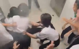 Nữ sinh bị nhóm bạn tát, đạp và quăng quật trong nhà vệ sinh trường học