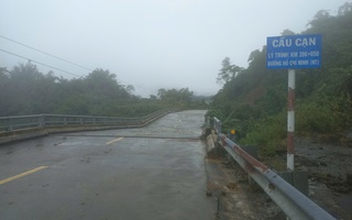 CLIP: Cầu trên đường Hồ Chí Minh bị nghiêng gần 1 m sau đợt mưa kỷ lục