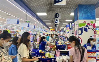 Người dân Quy Nhơn đổ xô mua thực phẩm dự trữ trước bão số 13