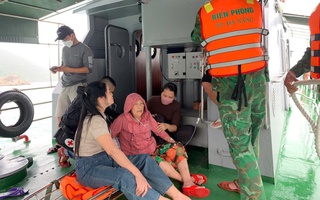 Điều tàu biên phòng khẩn cấp đưa cụ bà 72 tuổi từ đảo về đất liền