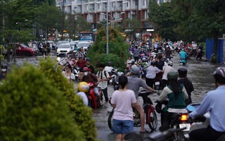 Triều cường dâng cao, giao thông ở TP HCM "tê liệt" giờ tan tầm
