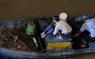 Người hùng vô danh lao mình xuống dòng nước xiết cứu 1 phụ nữ nhảy cầu