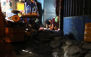 Người dân chật vật giữa triều cường: Bao cát, xe chết máy và nước ngập khắp nơi