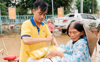 PNJ kích hoạt "Siêu thị mini 0 đồng" hỗ trợ người dân miền Trung bị lũ lụt