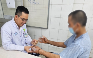 Bác sĩ kể về ca nối đôi bàn tay đứt lìa cho người đàn ông ở Đồng Tháp