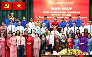 TP HCM: Trao Huy hiệu Đảng tại phường Phú Nhuận