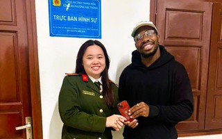 Ngoại binh của CLB Đông Á Thanh Hóa vui mừng khi được công an tìm thấy điện thoại