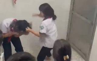 Nữ sinh bị nhóm bạn tát, đạp trong nhà vệ sinh trường học: 3 cuộc họp và lời xin lỗi
