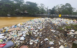Rác chất đống sau lũ lịch sử, Chủ tịch TP Huế lên Facebook kêu gọi chung tay dọn dẹp