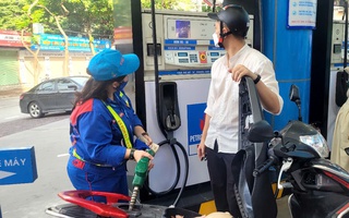 Giá xăng giảm nhẹ sau lần tăng mạnh