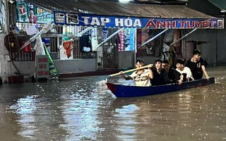 Hình ảnh bì bõm ở phường Lái Thiêu, Thủ Dầu Một, Thuận An, dự báo nước còn tiếp tục lên 