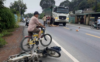Camera ghi lại hình ảnh thương tâm người phụ nữ trung niên bị xe ben cán nát chân