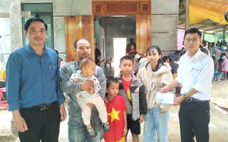 Chương trình "Trái tim miền Trung" trao hỗ trợ gia đình người mẹ trẻ bị lũ cuốn tử vong