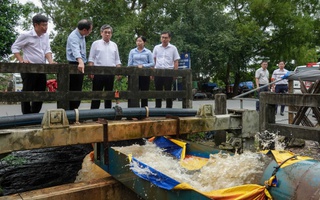 Lãnh đạo TP HCM thăm làng mai Bình Lợi ngập do 
triều cường