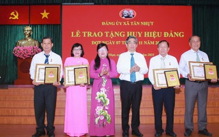 Ghi nhận cống hiến của 12 đảng viên tiêu biểu 
xã Tân Nhựt