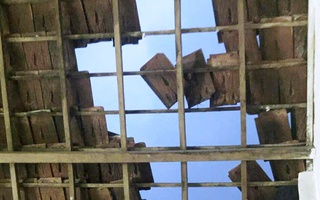 CLIP: Lốc xoáy bất ngờ giữa bão số 13 ở Quảng Ngãi