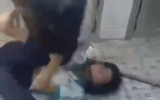 Xuất hiện thêm clip 2 nữ sinh túm tóc, quăng quật nhau trong nhà vệ sinh trường học