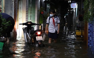 Triều cường dâng cao, nhiều tuyến đường TP HCM ngập sâu