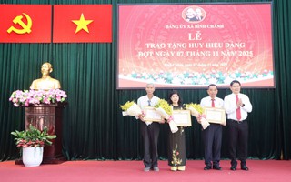 TP HCM: Nhiều địa phương trao tặng Huy hiệu Đảng  cho đảng viên