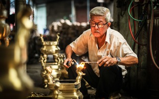 Xóm nghề lặng lẽ cháy lửa mỗi ngày