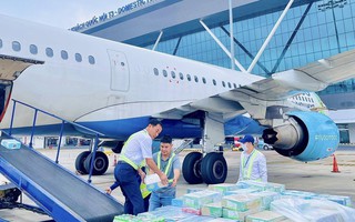 Liên tiếp những chuyến bay miễn phí vận chuyển hàng cứu trợ về miền Trung