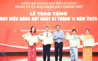 Đảng ủy UBND TP HCM trao Huy hiệu Đảng cho 32 đảng viên