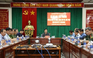 Bão số 13 càn quét miền Trung: 5 người chết, hàng ngàn ngôi nhà tan hoang