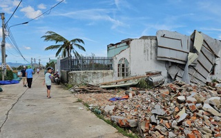 Bão số 13 khiến hàng chục ngàn ngôi nhà bị tốc mái, Thủ tướng chỉ đạo tập trung khắc phục hậu quả
