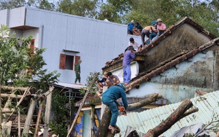 Bão số 13 gây thiệt hại nặng phía Nam Đà Nẵng, hàng chục ngôi nhà tốc mái
