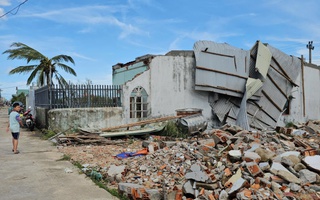 Thời khắc sinh tử của người đàn ông ở lại giữ nhà trong bão số 13