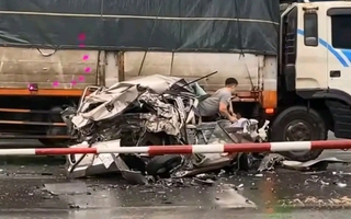 VIDEO: Tài xế thoát chết kỳ diệu, chui ra từ ô tô bị vò nát sau tai nạn giao thông