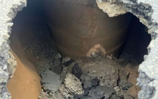 Chiếc hố sâu 2,5 mét xuất hiện, người dân 1 phường ở TP HCM liền cảnh báo khẩn cấp