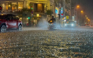 Bì bõm trên nhiều tuyến đường trung tâm TP HCM tối cuối tuần, xe chết máy, nước tràn vào quán 